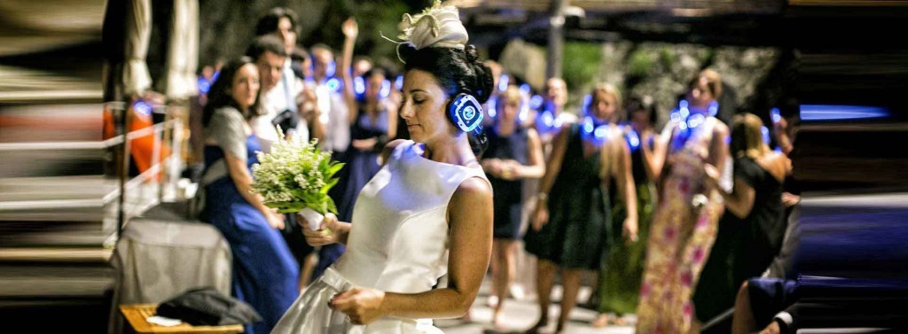 Mariée dansant avec un casque silent disco lumineux