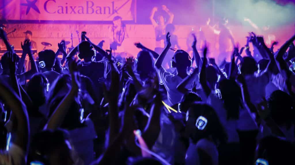 Piste de silent disco sous une lumière violette
