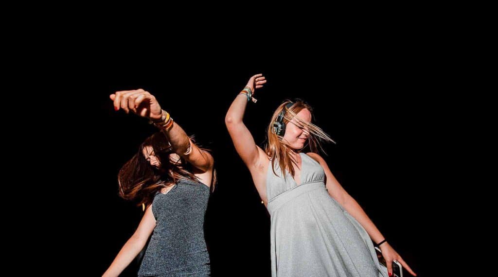 Invités dansant avec des casques silent disco lumineux