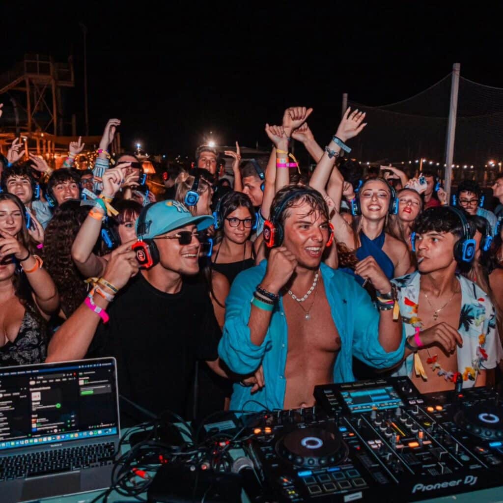 Invités dansant avec des casques silent disco lors d’une fête